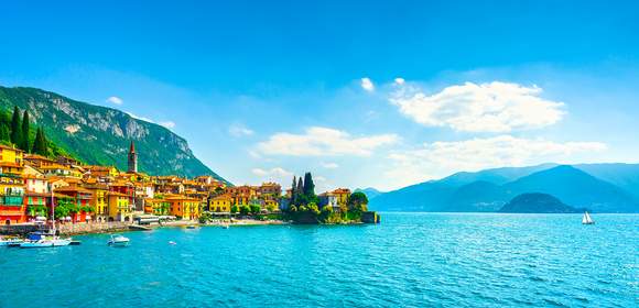 Blick auf den Comer See in Italien und einen Ort direkt am See