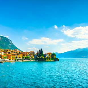 Blick auf den Comer See in Italien und einen Ort direkt am See