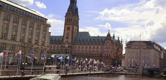 Blick auf das Hamburger Rathaus Dem Verbrechen auf der Spur...