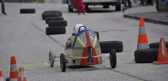 Teambuilding Seifenkiste-Spektakel Teamwork beim Seifenkisten-Spektakel