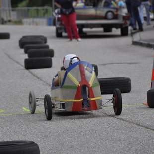 Teambuilding Seifenkiste-Spektakel Teamwork beim Seifenkisten-Spektakel