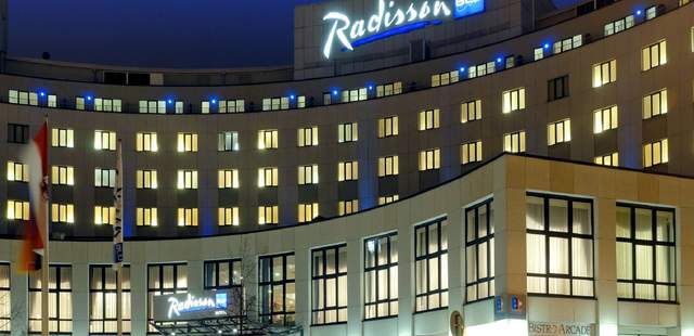 Aussenaufnahme bei Nacht Radisson Blu Hotel in Cottbus