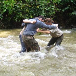 Team-Training im Wasser Teilnehmer der Wildnisschule Wurzelholz stehen im Wasser