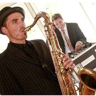 "ONEstage" - DJ und Musiker auf einer Bühne! "ONEstage" - DJ und Musiker auf einer Bühne!