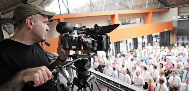 Mitarbeiter drehen einen spaßigen Werbeclip für die eigene Firma Filmcrew am Set beim Making Movie