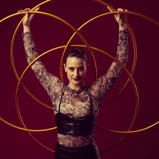 Lisa Stampfl Hula Hoop, LED Pois Show "YOUniverse" im GOP Varieté-Theater Bonn