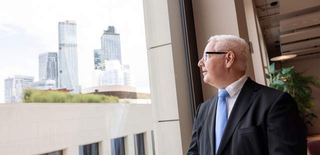 Thomas Reimann, Bauunternehmer in Frankfurt Thomas Reimann blickt auf die Stadt Frankfurt