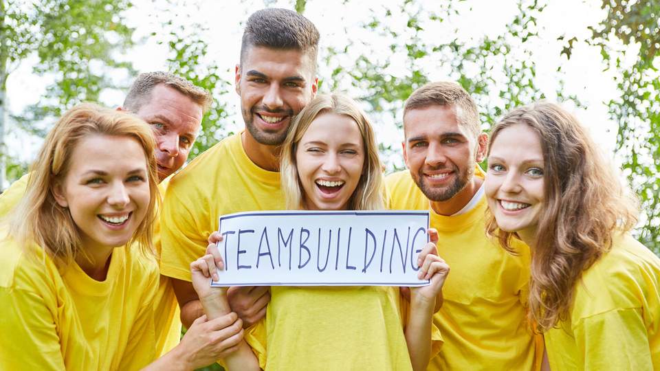 Junge Menschen bei einem Teamevent in gelbem T-Shirt