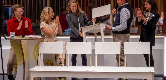 Sinnstiftende Bauaktion Kommunikationsbank Sinnstiftende Bau-Aktion Kommunikationsbänke